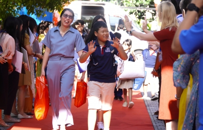 Chào đón các em ngày đầu tiên quay lại trường!